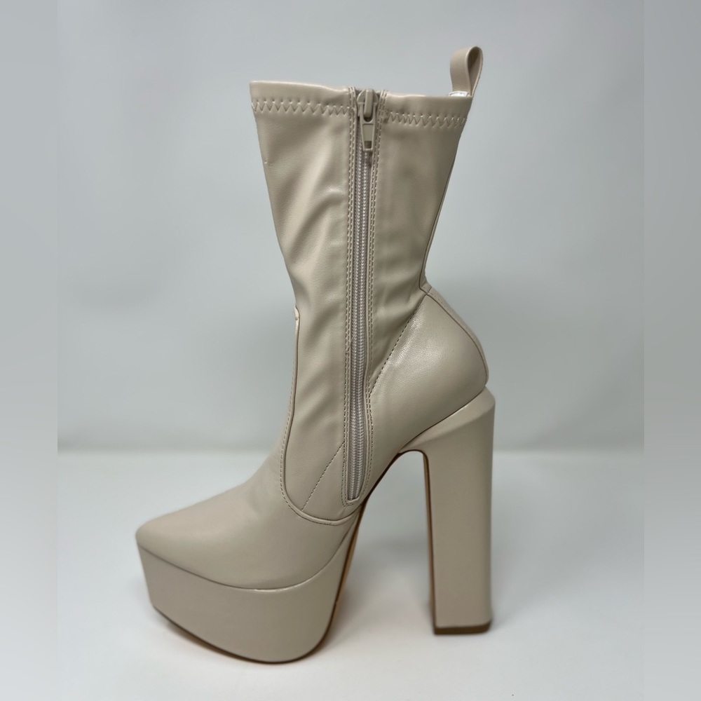 Women’s clothes till platform, heel ankle bootie